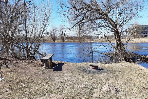 Am Uferweg am Fluss Emajõgi gibt es mehrere Picknickplätze