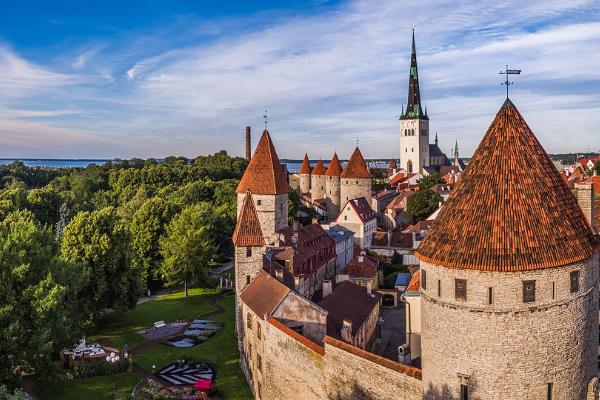 Blick auf die Tallinner Stadtmauer und den Platz der Türme 