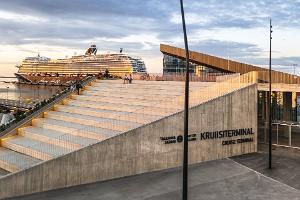 Зона отдыха променада на крыше у таллиннского круизного терминала в порту Ванасадам