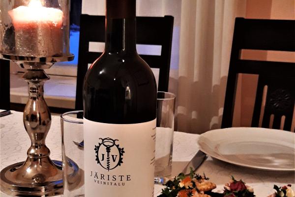 Järiste Winery's fruit and berry wine Duende 2020 and snacks