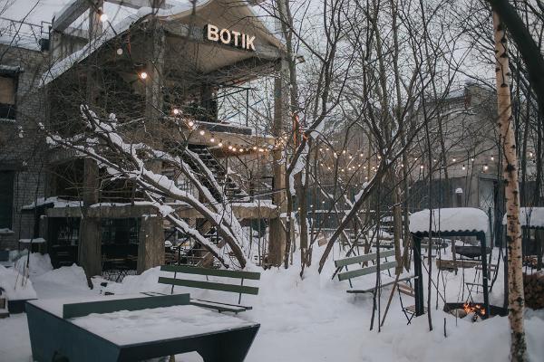 Der winterliche Outdoor-Bereich der Botik Bar
