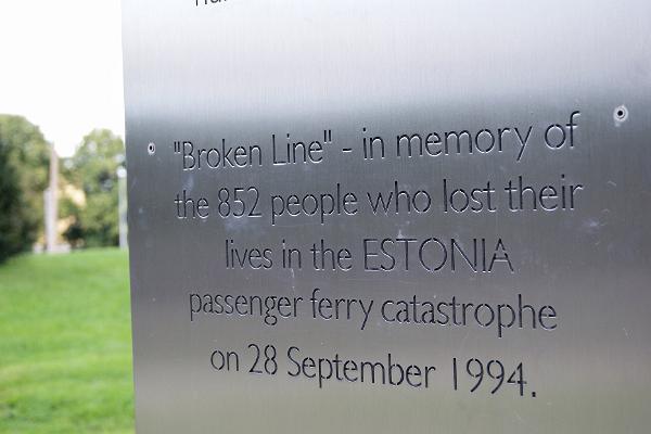 Das Denkmal "Die gebrochene Linie"