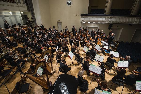 Estnisches Nationales Sinfonieorchester: Konzertreihe "Maestro"