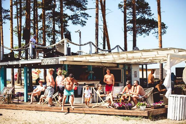 Uthyrning av paddelsurfbrädor på stranden Valkla