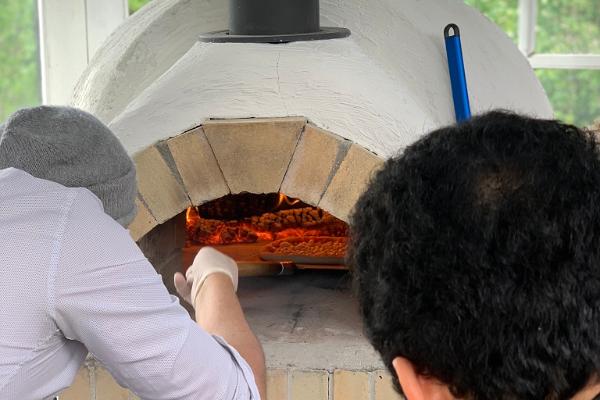 Workshop i pizzabakning på hemrestaurangen Hütt 