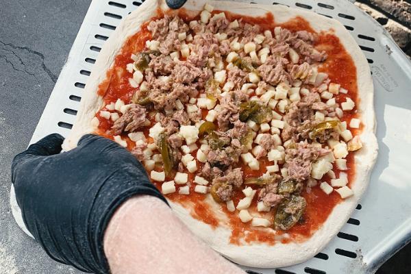 Workshop i pizzabakning på hemrestaurangen Hütt - Pizza Tonno med tonfisk