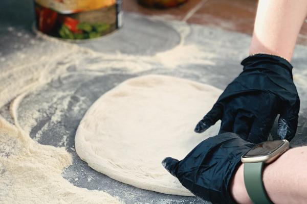 Pizza workshop at the Hütt home restaurant - kneading the dough