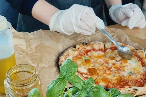 Mājas restorāna "Hütt" picas pagatavošanas darbnīca - Pizza Quattro Formaggi ar kazeņu ievārījumu