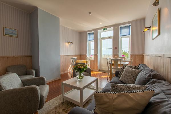 Villa Kuus Sõlme – holiday home with a sea view in Kuressaare