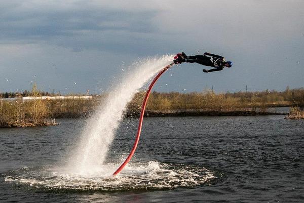 Ūdens triki ar dēli flyboard