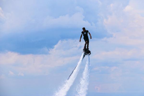 Wassertricks mit einem Flyboard