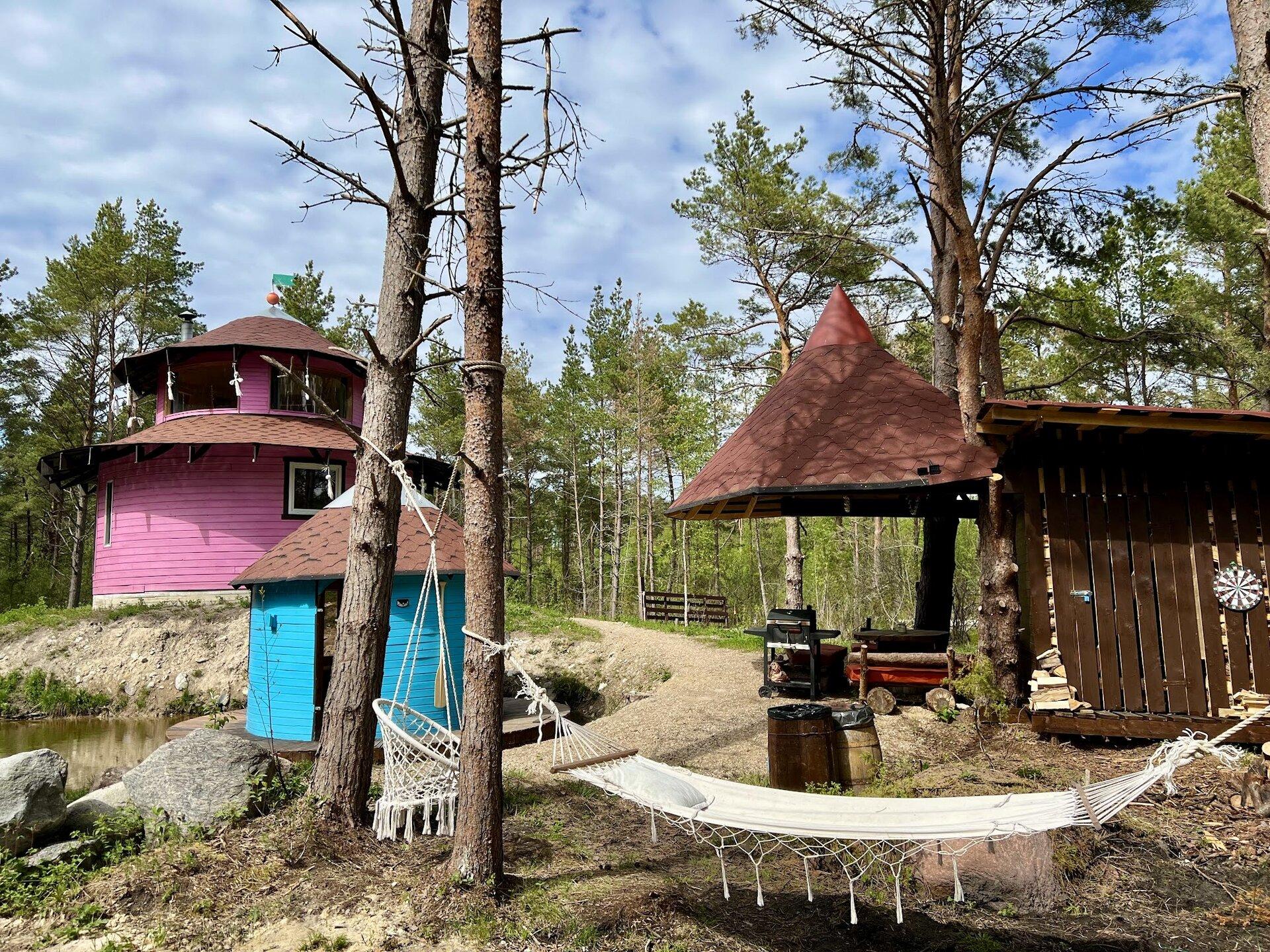 Roosa maja parvesaunaga