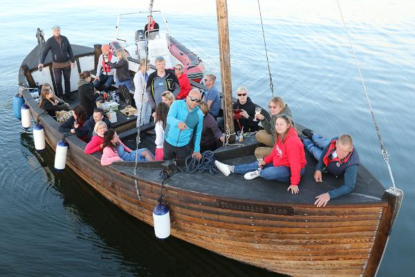 Toilas merel puulaev Tütarsaare Aino, pardal reisijad