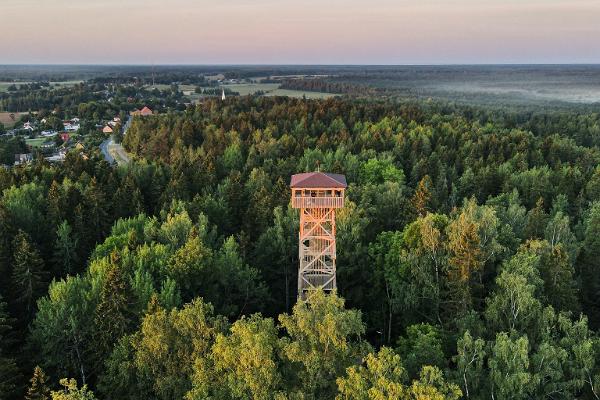 Das Landschaftsschutzgebiet des Berges Iisaku und der Besichtigungsturm