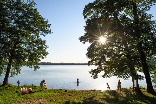 Uljaste järve ääres üks puhkekoht