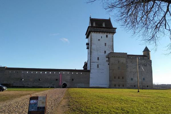 Pildil Narva Hermanni linnuse välisvaade