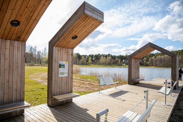 Startpunkt und Schaukeln des Naturpfads am See Arbi