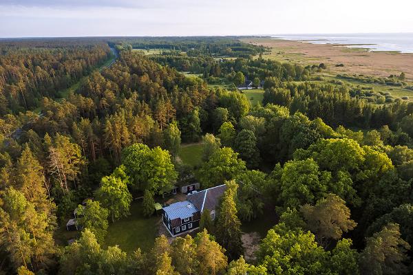 Droonifoto, vaade merele, metsale ja maanteele, peokoht Pärnumaal majutusega