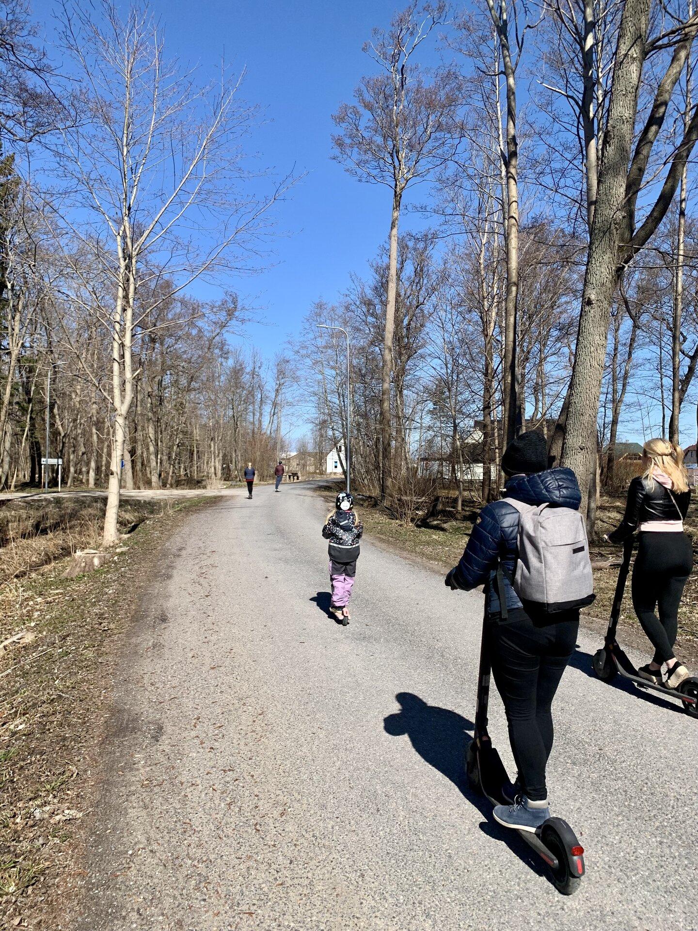 Kärdla tuur elektritõukeratastega