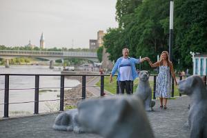 Narva Jõepromenaadi lõvide kujud ja jalutav paar