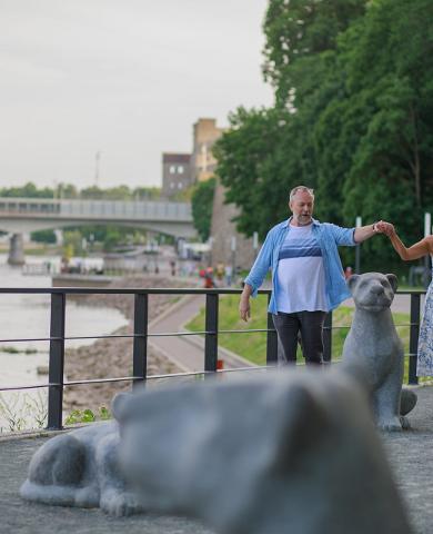 Narva Jõepromenaadi lõvide kujud ja jalutav paar