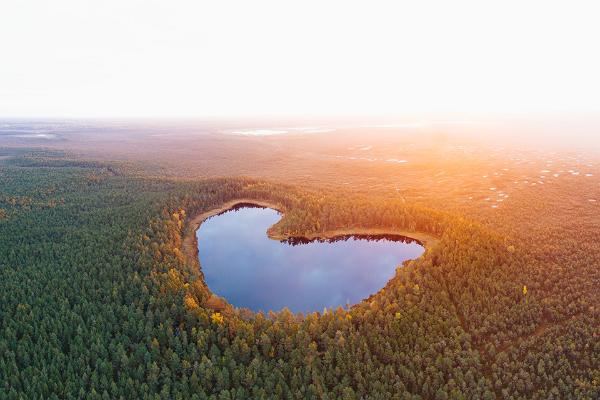 Lehrpfad am kleinen See Parika