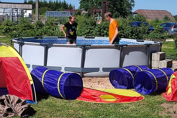 Hobbygården "Gården och boskap" - barn leker i bassängen