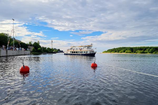 Jõetramm Caroline väljub Narva-Jõesuu sadamast
