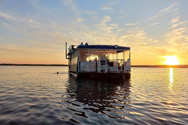 Auf dem Bild ist das Saunafloß auf Saadjärv mit Sonnenuntergang im Hintergrund