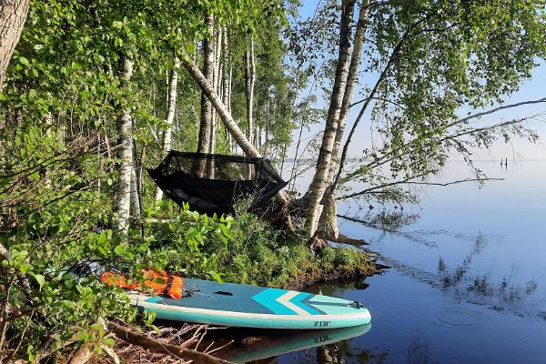 Yöpyminen riipputeltoissa suoraan joen yläpuolella