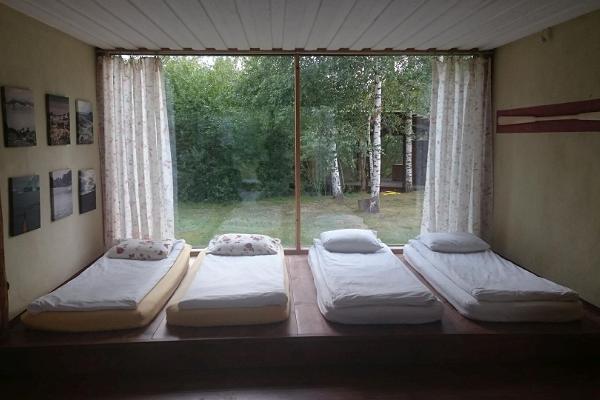 Innenansicht zu den Betten und zum Hof eines Zimmers der Häuser in Nina (Strohhäuser)