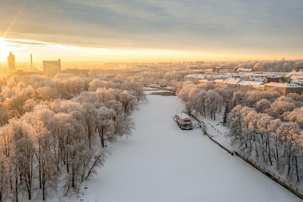 Ülejõe-Promenade schlängelt sich am Ufer des Emajõgi entlang, im verschneiten Winter