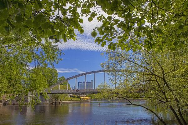 Ülejõen promenadi ja Kaarisilta kaupungin vehreydessä