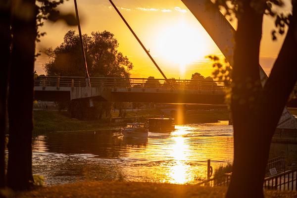 Ülejõe-Promenade, Marktbrücke und Sonnenuntergang