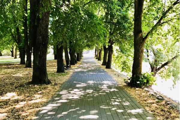 Allee der Ülejõe-Promenade