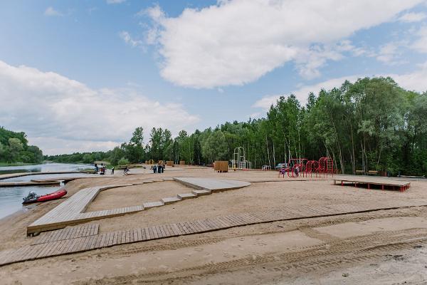 Ограждения городского пляжа на реке Эмайыги, берег и манящий прибрежный песок