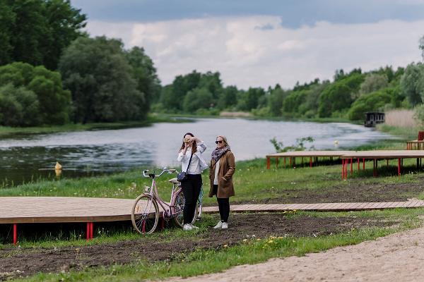 Emajõe City Beach and ladies with a bicycle