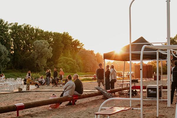 Emajõe stadsbadplats och människor vid solnedgång