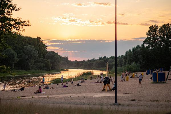 Закат солнца на городском пляже на реке Эмайыги