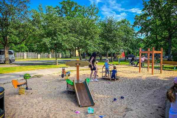 Lasten leikkikenttä Pärnussa Munamäen puistossa