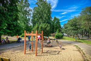 Kinderspielplatz in Pärnu im Park Munamäe