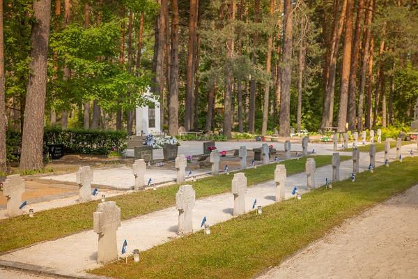 Vapaussodassa kaatuneiden hautausmaa ja muistomerkki Võrun hautausmaalla