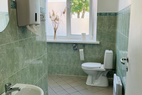 Endla hosteli ühiskasutatav dushiruum koos tualetiga