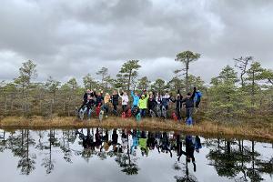 Wanderung mit Schneeschuhen im Moor Laukasoo in Tartumaa und fröhliche Menschen auf Schneeschuhen