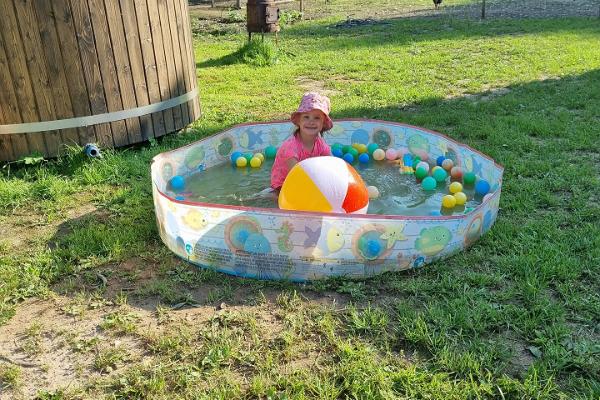 Djuprarken på Nugise hobbygård - En flicka som plaskar i bassängen