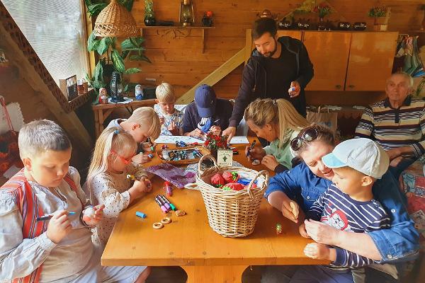 Workshop für die traditionelle Talisman-Puppe „Õnnenukuke“ (dt. Glückspüppchen) auf dem Russischen Bauernhof
