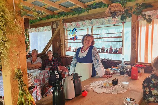 Workshop för tillverkning av den traditionella ryska talismandockan "Lyckodocka" i Ryska gården