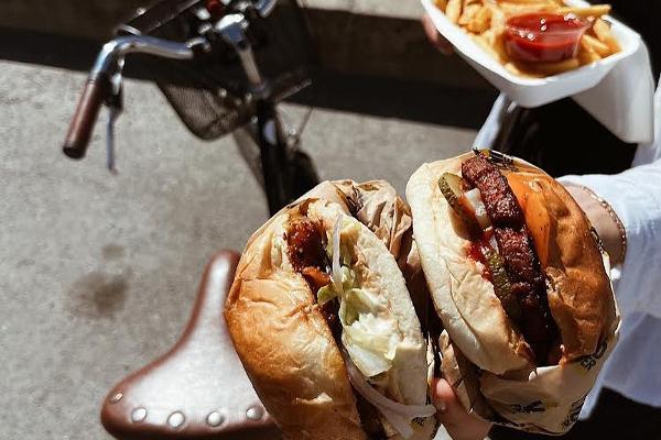 Streetfood-Bereich im Einkaufszentrum Balti Jaama Turg (dt. Markt am Baltischen Bahnhof)