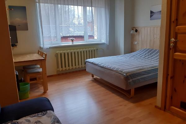 Gemütliches Zimmer mit einem breiten Bett der Privatunterkunft Jõesuu
