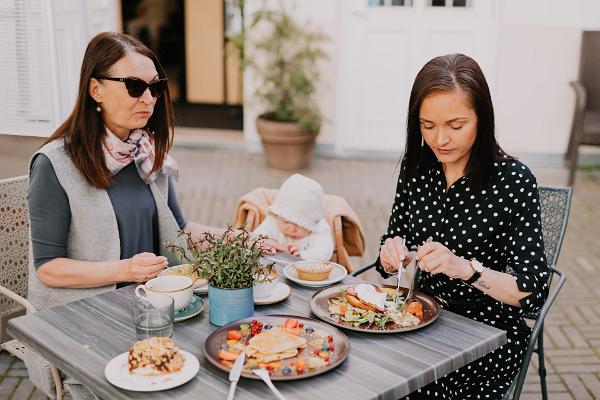 Café Werner und Gäste auf der Terrasse